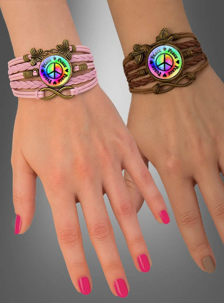 Zwei Armbänder im „Peace Armband“-Stil in Rosa oder Braun – geflochtene Armbänder mit einem bunten Peace-Zeichen-Anhänger und der Aufschrift „Peace & Power“. Ein Armband ist in Rosa, das andere in Braun erhältlich – damit eignen sie sich ideal als Hippie-Schmuck oder als farbenfrohes Festival-Accessoire für alle, die ihren Stil mit einem auffälligen Statement-Stück aufpeppen möchten.