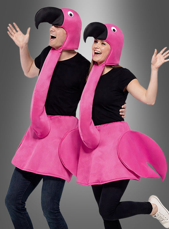 Zwei Personen tragen passende „Flamingo Vogel“-Unisex-Kostüme mit langen Hälsen, Schnäbeln, abgerundeten Flügeln und schwarzen Shirts und stehen vor einem grauen Hintergrund mit Farbverlauf – ideal für den Karneval oder als kreative Option für ein Gruppenkostüm.