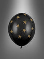Ein „schwarzer Latexballon mit Sternen“ schwebt als edles Deko-Element vor einem schlichten grauen Farbverlaufshintergrund und ist mit gleichmäßig verteilten goldenen Sternen verziert.