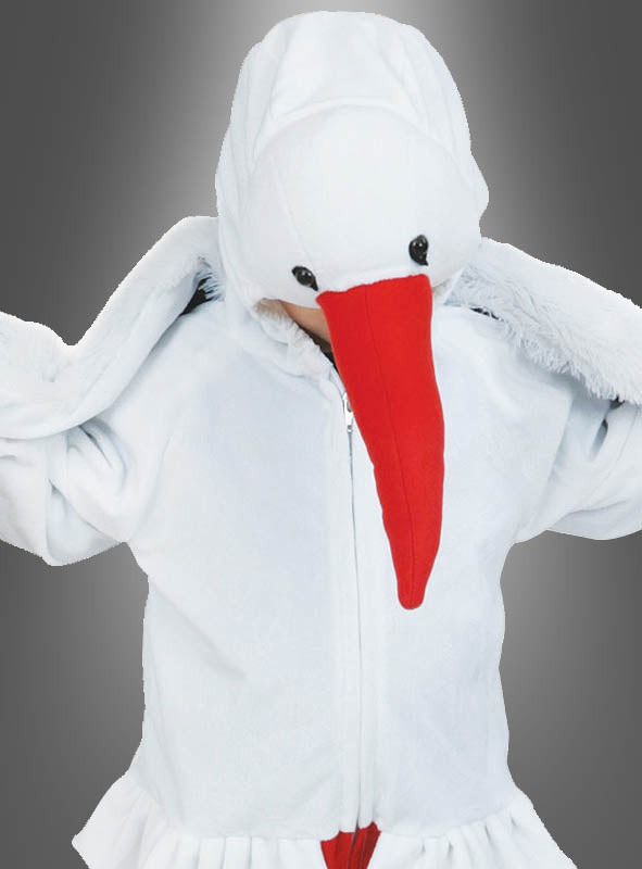 Eine Person trägt das „Vogel Storch“-Kinderkostüm, ein weißes Plüschkostüm mit rotem Schnabel und Kapuze, das einem Storch nachempfunden ist, vor einem grau verlaufenden Hintergrund.