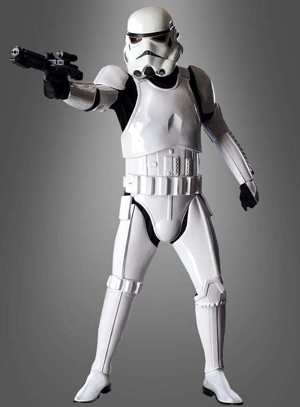 Eine Person trägt das Stormtrooper-Filmkostüm aus der „Supreme Edition“ von „Star Wars“ und steht vor einem grauen Hintergrund mit Farbverlauf, wobei sie einen Blaster nach vorne richtet.