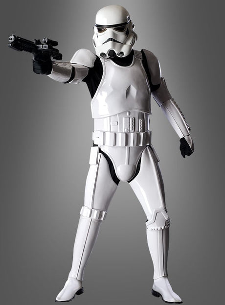 Eine Person trägt das Stormtrooper-Filmkostüm aus der „Supreme Edition“ von „Star Wars“ und steht vor einem grauen Hintergrund mit Farbverlauf, wobei sie einen Blaster nach vorne richtet.