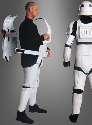Eine Person hält Teile des „Supreme Edition Stormtrooper“-Star-Wars-Filmkostüms in der Hand und trägt diese. Das Bild zeigt eine Seitenansicht mit den Teilen in der Hand sowie eine Rückansicht, auf der die komplette Rüstung zu sehen ist. Der Hintergrund weist einen einfachen Farbverlauf auf.