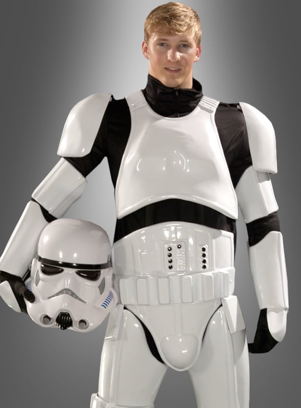 Eine Person, die ein Stormtrooper-Kostüm aus der „Supreme Edition“ der „Star Wars“-Filmreihe trägt, steht mit einem Sammlerhelm in der Hand vor einem grauen Hintergrund mit Farbverlauf.