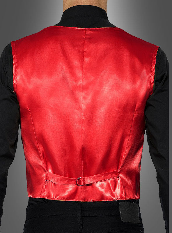 Eine Person, die eine rote Weste mit Pailletten über einem schwarzen Shirt trägt, von hinten vor einem grauen Hintergrund mit Farbverlauf abgebildet.