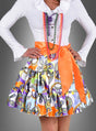 Eine Person präsentiert vor einem grauen Hintergrund den „Hippie Rock Cool Fun“-Look, bestehend aus einer weißen Bluse, einem bunt gemusterten Rock mit einer orangefarbenen Schärpe und mehreren Perlenketten.