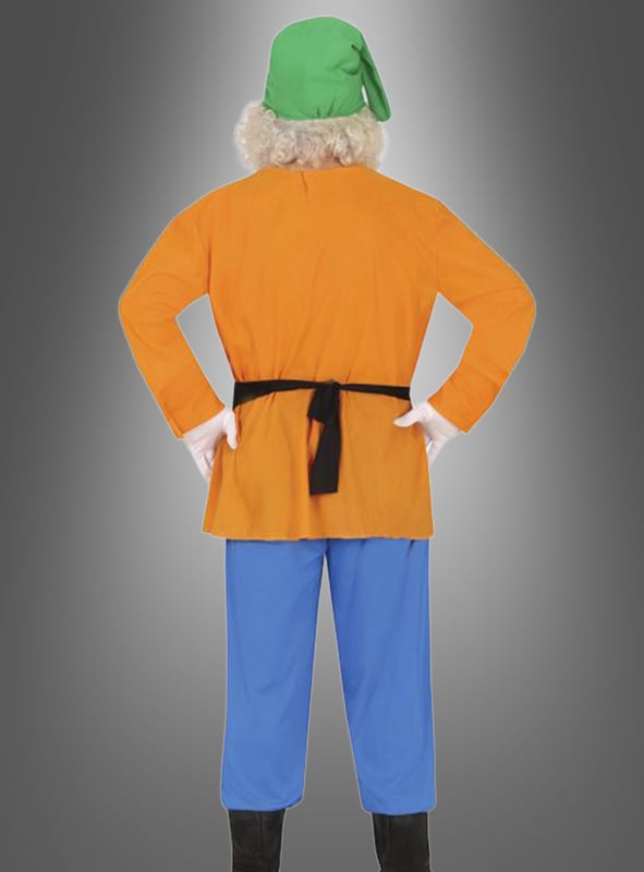 Eine Person mit grünem Hut, orangefarbenem Hemd, blauer Hose und schwarzen Stiefeln steht mit den Händen in den Hüften vor einem grauen Hintergrund mit Farbverlauf und wendet der Kamera den Rücken zu – perfekt, um das Zwerg-Kostüm für Erwachsene in Szene zu setzen.
