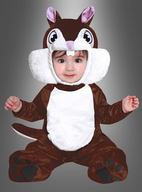Ein Baby in einem „Plüschiges Eichhörnchen“-Babykostüm – mit seinem weichen braun-weißen Fell, dem flauschigen Schwanz, den dicken Wangen und den Pfotenabdrücken an den Füßen – sitzt vor einem grauen Hintergrund mit Farbverlauf. Dieses entzückende Babykostüm ist die perfekte Wahl für Kinder, die niedliche Waldtiere lieben.