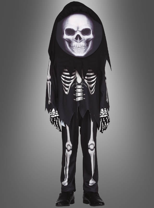 Vor einem neutralen Farbverlaufshintergrund ist ein Kind zu sehen, das das „Skelett-Kostüm mit Totenkopf für Kinder“ trägt, ergänzt durch eine große Totenkopfmaske, schwarze Handschuhe und schwarze Schuhe.