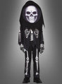 Vor einem neutralen Farbverlaufshintergrund ist ein Kind zu sehen, das das „Skelett-Kostüm mit Totenkopf für Kinder“ trägt, ergänzt durch eine große Totenkopfmaske, schwarze Handschuhe und schwarze Schuhe.