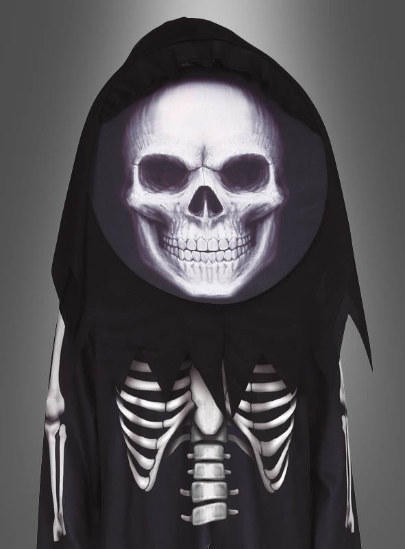 Ein Kind, das das Skelett-Kostüm mit Totenkopf für Kinder trägt, posiert vor einem schlichten Hintergrund mit Farbverlauf, der von Dunkel- zu Hellgrau übergeht – eine ideale Kulisse, um dieses gruselige Halloween-Kostüm für Kinder zur Geltung zu bringen.