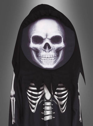 Ein Kind, das das Skelett-Kostüm mit Totenkopf für Kinder trägt, posiert vor einem schlichten Hintergrund mit Farbverlauf, der von Dunkel- zu Hellgrau übergeht – eine ideale Kulisse, um dieses gruselige Halloween-Kostüm für Kinder zur Geltung zu bringen.