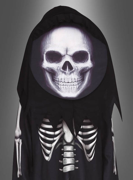 Ein Kind, das das Skelett-Kostüm mit Totenkopf für Kinder trägt, posiert vor einem schlichten Hintergrund mit Farbverlauf, der von Dunkel- zu Hellgrau übergeht – eine ideale Kulisse, um dieses gruselige Halloween-Kostüm für Kinder zur Geltung zu bringen.