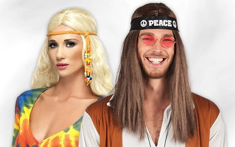 Eine Frau in einem Batikkleid und einem perlenbesetzten Stirnband steht neben einem Mann mit langen Haaren, einer orangefarbenen Brille und einem „Peace“-Stirnband.