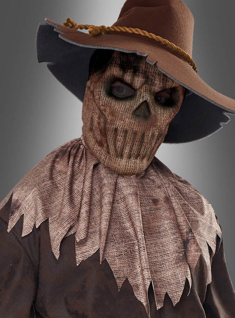 Eine Person, die das „Vogelscheuche Maisfeld Monster“-Kostüm für Herren trägt, bestehend aus einer Totenkopfmaske im Sackleinen-Stil, einem braunen Hut mit breiter Krempe und zerfetzten braunen Kleidungsstücken vor grauem Hintergrund. Dieses unheimlich detailreiche Halloween-Kostüm für Herren verkörpert perfekt den klassischen Vogelscheuchen-Look und sorgt für ein unvergessliches Kostüm-Erlebnis.