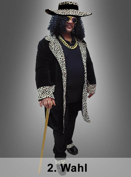 Eine Person, die das „2. Wahl Übergröße Zuhälter-Kostüm Daddy Cool“ trägt, bestehend aus einem schwarzen Outfit mit Leopardenmuster-Besatz, einem passenden Hut, einer goldenen Kette, einer Sonnenbrille und einem goldenen Spazierstock. Unten ist der Schriftzug „2. Wahl“ zu sehen.