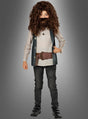 Ein Kind trägt das Deluxe-Hagrid-Kinderkostüm aus „Harry Potter“, bestehend aus einer großen braunen Perücke und einem Bart, einem beigen Hemd, einer dunklen Weste, einem breiten Gürtel, einer dunklen Hose und schwarzen Schuhen – damit ist es die ideale Wahl für jeden jungen „Harry Potter“-Fan, der einen authentischen Look sucht –, während es vor einem grauen Hintergrund mit Farbverlauf steht.