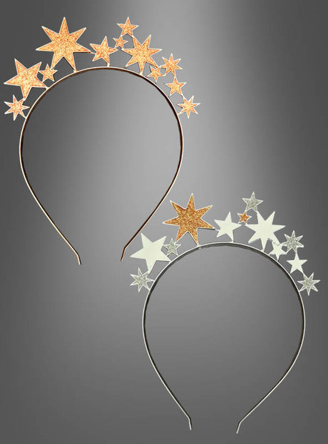 Schmücken Sie Ihr Haar mit dem „Sternen Haarreif Engel“ in Silber oder Gold: Dieses Set enthält zwei metallische Haarreifen, die jeweils mit sternförmigen Verzierungen versehen sind – einer mit goldenen Sternen und der andere mit silbernen Sternen auf einem stilvollen grauen Farbverlaufshintergrund. Diese strahlenden Haarschmuckstücke sind perfekt, um Ihr Engelskostüm für jeden Anlass abzurunden.
