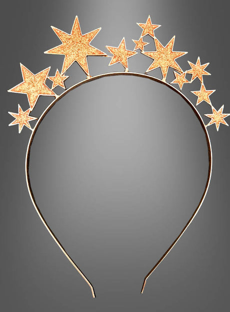Der Haarreif „Sternen Engel“ in Gold besticht durch eine Reihe funkelnder goldener Sterne in verschiedenen Größen, die entlang des oberen Bogens angeordnet sind und sich von einem schlichten grauen Hintergrund abheben – damit ist er der ideale, funkelnde Haarschmuck für Ihr Engel-Kostüm.
