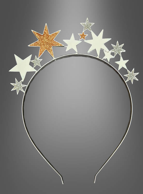 Das Haarreif „Sternen Engel“ in Silber, verziert mit weißen und goldenen Sternen in verschiedenen Größen, ist der perfekte Haarschmuck und kommt vor einem grauen Hintergrund mit Farbverlauf besonders schön zur Geltung.