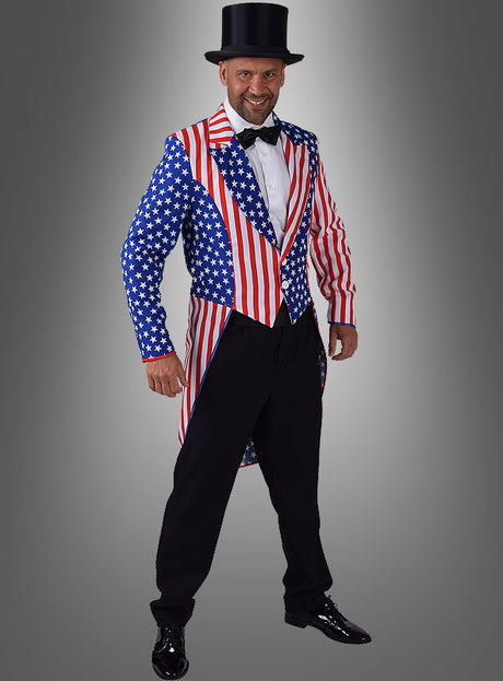 Ein Mann, der einen Zylinder, eine schwarze Anzughose und die „Stars and Stripes USA“-Frackjacke trägt, deren Muster aus Sternen und Streifen der amerikanischen Flagge nachempfunden ist, steht lächelnd vor einem grauen Hintergrund.