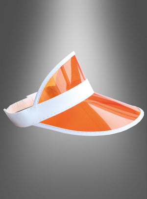 Eine Schirmmütze im 80er-Stil mit Sonnenvisier aus orange-weißem Kunststoff und transparenter Krempe, dargestellt vor einem grauen Hintergrund mit Farbverlauf.
