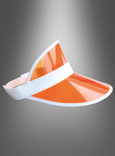 Eine Schirmmütze im 80er-Stil mit Sonnenvisier aus orange-weißem Kunststoff und transparenter Krempe, dargestellt vor einem grauen Hintergrund mit Farbverlauf.