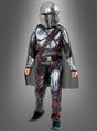 Ein Kind im Mandalorianer-Kinderkostüm aus „Star Wars“ – bestehend aus Helm, Umhang und bedruckter Rüstung – steht vor einem schlichten grauen Hintergrund – ideal für jeden jungen „Star Wars“-Kostümfan.