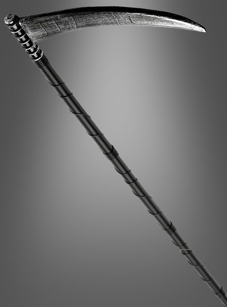 Eine Metall-Sense – die „Sense für den Tod Grim Reaper“ (138 cm) mit langem schwarzem Stiel und gebogener silberner Klinge – wird vor einem grauen Hintergrund mit Farbverlauf präsentiert und ist damit das ideale Sensenmann-Zubehör, um jedes Grim-Reaper-Kostüm zu vervollständigen.