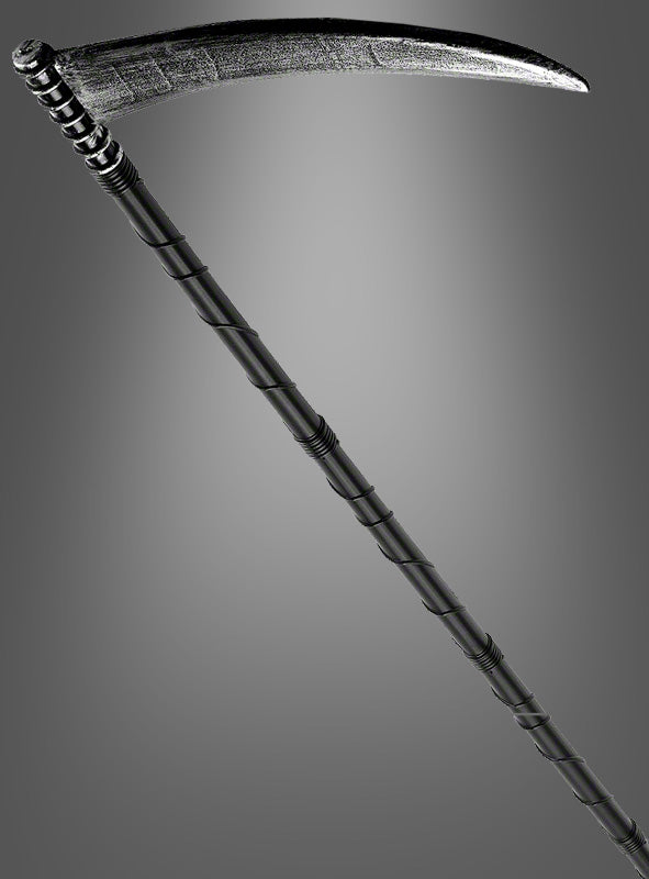 Eine Metall-Sense – die „Sense für den Tod Grim Reaper“ (138 cm) mit langem schwarzem Stiel und gebogener silberner Klinge – wird vor einem grauen Hintergrund mit Farbverlauf präsentiert und ist damit das ideale Sensenmann-Zubehör, um jedes Grim-Reaper-Kostüm zu vervollständigen.