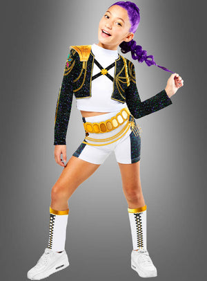 Ein junges Mädchen steht selbstbewusst vor einem grauen Hintergrund und trägt das K-Pop-Kostüm „Rumi Golden“ für Kinder: ein schwarz-gold-weißes Outfit bestehend aus Shorts, einer kurzen Jacke, kniehohen Socken und weißen Sneakers. Ihr lila Haar rundet das stilvolle Ensemble ab.