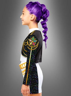 Ein Mädchen im Profil trägt das K-Pop-Kostüm „Rumi Golden“ für Kinder, bestehend aus einem schwarz-weißen Outfit mit goldenen Akzenten, einem Stern-Emblem und einer langen, geflochtenen, leuchtend violetten Perücke, vor einem grauen Hintergrund.