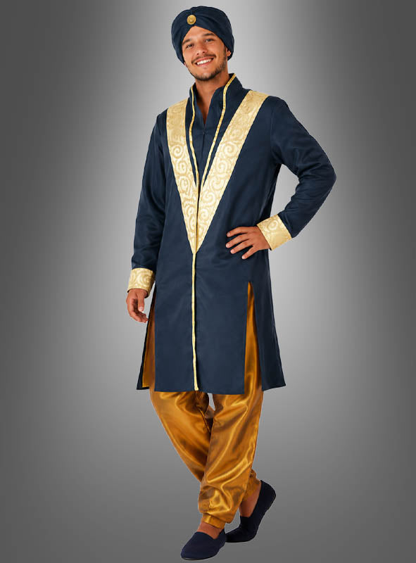 Eine Person trägt das indische Maharadscha-Kostüm, bestehend aus einem marineblauen und goldenen Sherwani mit passendem Turban und goldener Hose, und steht vor einem grauen Hintergrund mit Farbverlauf.