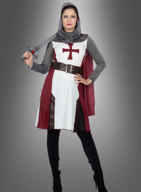 Eine Person trägt das Kreuzritter-Damenkostüm „Jeanne“ mit einem auffälligen roten Kreuz, einer grauen Kapuze und einem weinroten Umhang und hält ein Schwert in der Hand, während sie vor einem grauen Hintergrund mit Farbverlauf steht. Dieses authentische Ritterkostüm für Frauen fängt den Geist des Mittelalters perfekt ein.
