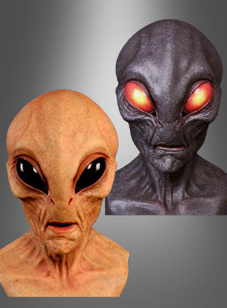 Zwei humanoide außerirdische Gestalten mit großen schwarzen Augen und länglichen Köpfen – die eine mit hellbrauner Haut, die andere mit dunkelgrauer Haut und leuchtend roten Augen – stehen vor einem grauen Hintergrund mit Farbverlauf im unverkennbaren Roswell-Stil und erinnern an die klassischen Geschichten rund um Area 51 sowie an die Faszination der „Alien Maske Roswell für Erwachsene“.
