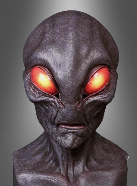 Wir präsentieren die „Alien-Maske Roswell für Erwachsene“: eine modellierte Büste im klassischen grauen Alien-Design im authentischen Roswell-Stil, komplett mit großen rot-orangefarbenen Augen, strukturierter Haut und einem neutralen Gesichtsausdruck – vor einem eleganten grauen Hintergrund mit Farbverlauf.