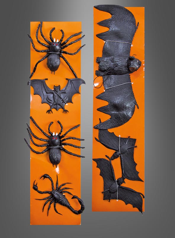 Auf zwei orangefarbenen Karten sind die schwarzen Gummitiere „Fledermaus und Spinne“ aus Kunststoff – darunter Fledermäuse, Spinnen und ein Skorpion mit roten Augen – zu sehen, die vertikal vor einem grauen Hintergrund mit Farbverlauf angeordnet sind. Damit lassen sich Ihre festlichen Dekorationen perfekt mit gruseligen Gummitiere „Fledermaus und Spinne“-Motiven ergänzen.