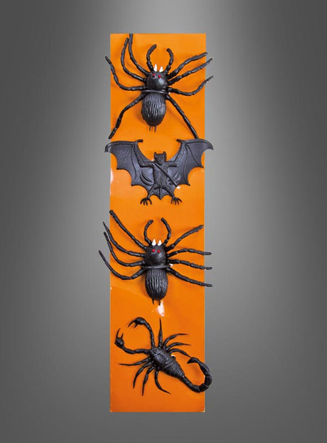 Die „Gummitiere Fledermaus und Spinne“ – bestehend aus Spielzeugfiguren aus Kunststoff in Form einer Spinne, einer Fledermaus und eines Skorpions mit roten Augen – sind vertikal auf einem orangefarbenen Streifen vor einem grauen Hintergrund mit Farbverlauf angeordnet und bilden so eine auffällige Halloween-Dekoration, die sich perfekt als Spinnen- und Fledermaus-Dekoration eignet.