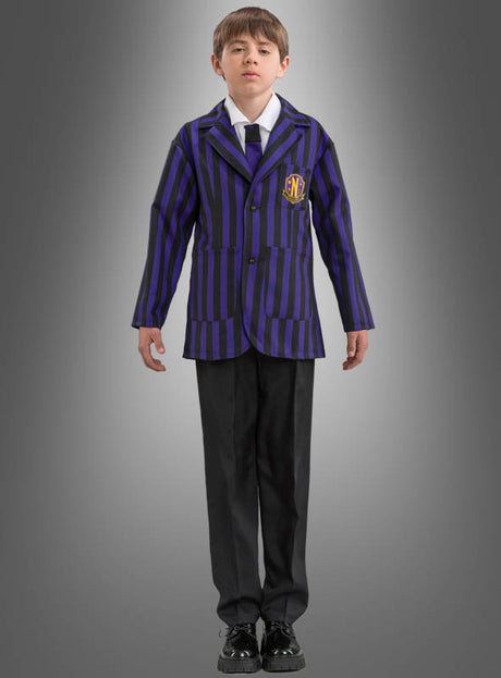 Ein Junge steht mit dem Blick nach vorne und trägt die „Wednesday Jungen Schuluniform Schwarz Lila“ – einen lila-schwarz gestreiften Blazer, ein weißes Hemd, eine Krawatte, eine schwarze Hose und schwarze Schuhe – vor einem grauen Farbverlaufshintergrund, wodurch der unverwechselbare Stil des von der Nevermore Academy inspirierten Kostüms perfekt zur Geltung kommt.