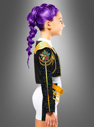 Ein junges Mädchen mit zu Zöpfen geflochtenen lila Haaren, gekleidet im „K-Pop Deluxe Rumi Golden“-Kostüm für Mädchen mit schwarzen und goldenen Ziermustern und einem gelben Gürtel, steht im Profil vor einem grauen Hintergrund.