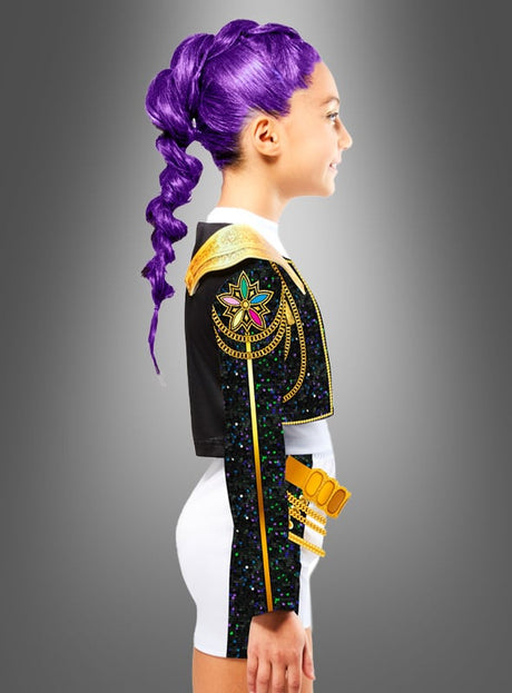 Ein junges Mädchen mit zu Zöpfen geflochtenen lila Haaren, gekleidet im „K-Pop Deluxe Rumi Golden“-Kostüm für Mädchen mit schwarzen und goldenen Ziermustern und einem gelben Gürtel, steht im Profil vor einem grauen Hintergrund.