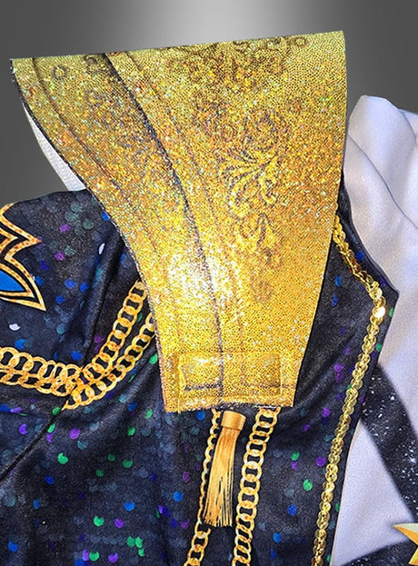 Eine Nahaufnahme des „K-Pop Deluxe Rumi Golden“-Kostüms für Mädchen zeigt einen großen, mit goldenen Pailletten besetzten Kragen, goldene Kettenverzierungen und einen mehrfarbigen Paillettenstoff vor grauem Hintergrund.