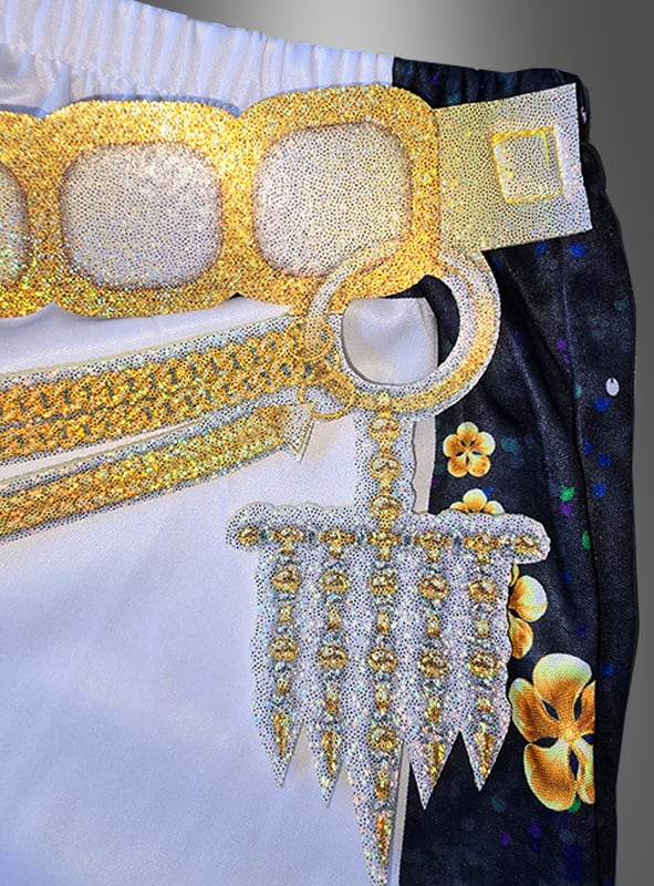 Nahaufnahme des „K-Pop Deluxe Rumi Golden“-Kostüms für Mädchen, das sich durch einen glitzernden goldenen Gürtel, silberne und goldene Anhänger sowie schwarzen Stoff mit gelben Blumenmustern auszeichnet – der ideale letzte Schliff für deinen auffälligen K-Pop-Look.