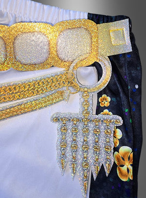 Nahaufnahme des „K-Pop Deluxe Rumi Golden“-Kostüms für Mädchen, das sich durch einen glitzernden goldenen Gürtel, silberne und goldene Anhänger sowie schwarzen Stoff mit gelben Blumenmustern auszeichnet – der ideale letzte Schliff für deinen auffälligen K-Pop-Look.