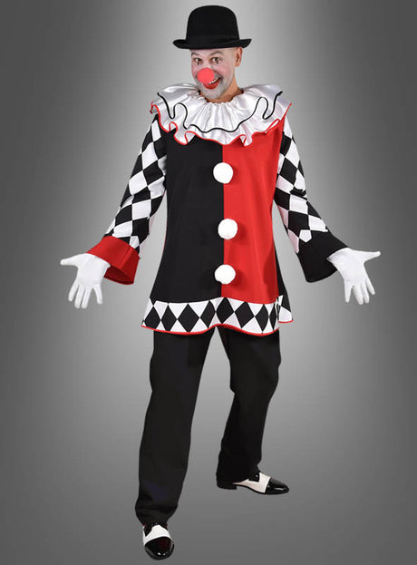 Eine Person, die das „Deluxe Harlekin Clown“-Oberteil in Rot, Schwarz und Weiß trägt, dazu eine rote Nase, weiße Handschuhe und einen schwarzen Bowlerhut, vor grauem Hintergrund – ideal für jedes Karnevalskostüm oder jede Zirkus-Mottoparty.