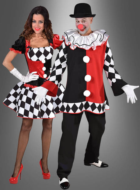 Eine Frau, die das „Deluxe Harlekin Clown Oberteil“ in auffälligem Rot und Schwarz trägt, steht neben einem Mann in einem passenden Clown-Outfit, komplett mit roter Nase und Melone, vor einem grauen Hintergrund mit Farbverlauf – ein idealer Look für jede Karnevalskostüm-Veranstaltung oder Zirkus-Mottoparty.
