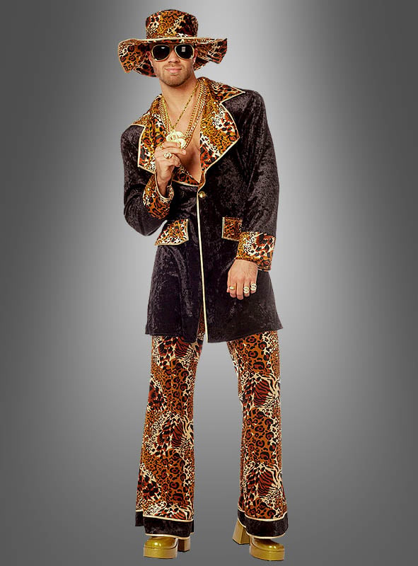 Eine Person in einem coolen Pimp-Outfit mit Leopardenmuster, dazu passendem Hut, Jackenbesatz und ausgestelltem Hosenbein, dazu Sonnenbrille, goldener Schmuck und Plateauschuhe – posiert vor einem grauen Hintergrund mit Farbverlauf.