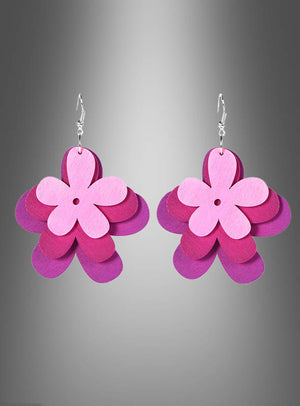 Ein Paar hängende Ohrringe in Form von übereinanderliegenden rosa und violetten Blumen, die an verspielte „Flower Hippie“-Ohrringe mit Holzblumen erinnern und vor einem grauen Hintergrund mit Farbverlauf präsentiert werden.