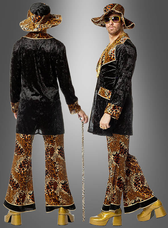 Zwei Ansichten einer Person, die das „Cooles Pimp Outfit Leopardenmuster“ trägt – eine schwarze Samtjacke, eine Hose mit Leopardenmuster und einen passenden Hut, goldene Plateauschuhe, eine Sonnenbrille sowie einen Spazierstock mit Leopardenmuster in der Hand – vor einem grauen Hintergrund. Dieser Look verkörpert den extravaganten Stil der klassischen Pimp-Kostüm-Mode.