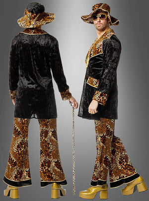 Zwei Ansichten einer Person, die das „Cooles Pimp Outfit Leopardenmuster“ trägt – eine schwarze Samtjacke, eine Hose mit Leopardenmuster und einen passenden Hut, goldene Plateauschuhe, eine Sonnenbrille sowie einen Spazierstock mit Leopardenmuster in der Hand – vor einem grauen Hintergrund. Dieser Look verkörpert den extravaganten Stil der klassischen Pimp-Kostüm-Mode.